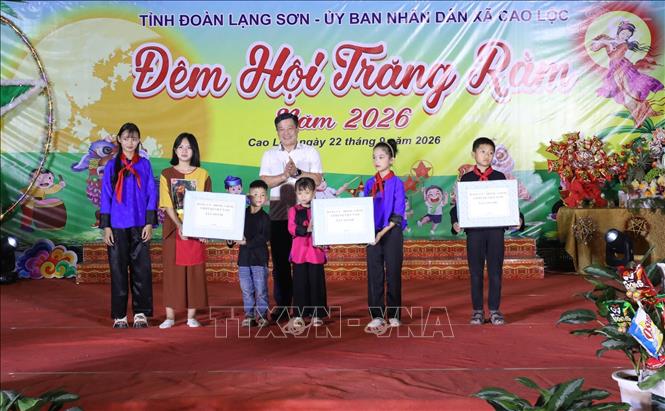 Lãnh đạo xã Cao Lộc tặng quà cho học sinh các trường trong xã. Ảnh: Anh Tuấn – TTXVN