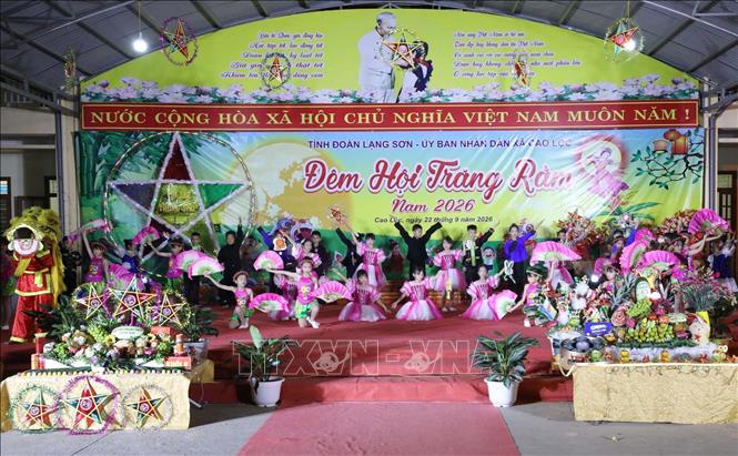 Các tiết mục văn nghệ do học sinh các trường trong xã biểu diễn tại “Đêm hội Trăng rằm” năm 2026. Ảnh: Anh Tuấn – TTXVN