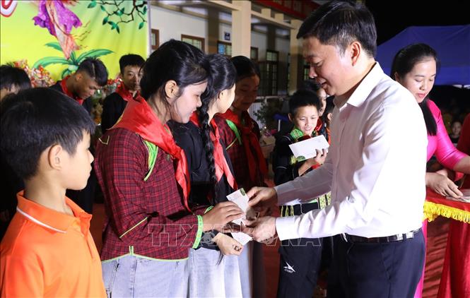 Phó Chủ tịch thường trực UBND tỉnh Lạng Sơn Đinh Hữu Học tặng 100 suất quà cho học sinh xã Cao Lộc. Ảnh: Anh Tuấn – TTXVN