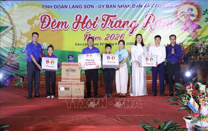Tỉnh đoàn - Hội đồng Đội tỉnh Lạng Sơn trao tặng 200 suất quà Trung thu cho thiếu nhi các xã Cao Lộc, Ba Sơn và Đồng Đăng; 1 bộ trống đội cho trường Tiểu học Thạch Đạn và 3 phần quà phá cỗ dành tặng cho 3 trường Mầm non, Tiểu học và Trường PTDTBT THCS Thạch Đạn. Ảnh: Anh Tuấn – TTXVN