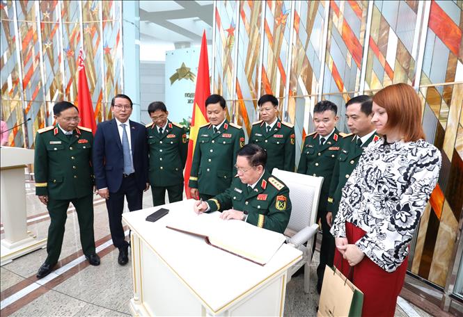 Đại tướng Nguyễn Trọng Nghĩa ghi sổ lưu niệm tại Bảo tàng Lịch sử Chiến tranh Vệ quốc vĩ đại tại thủ đô Minsk. Ảnh: Văn Hiếu - PV TTXVN tại Nga