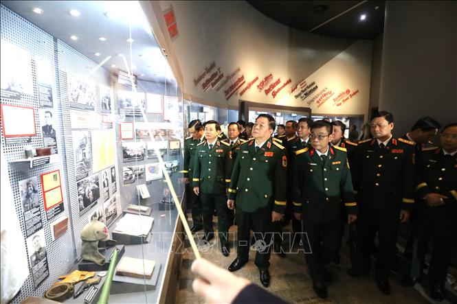 Đại tướng Nguyễn Trọng Nghĩa tham quan Bảo tàng Lịch sử Chiến tranh Vệ quốc vĩ đại tại thủ đô Minsk. Ảnh: Văn Hiếu - PV TTXVN tại Nga