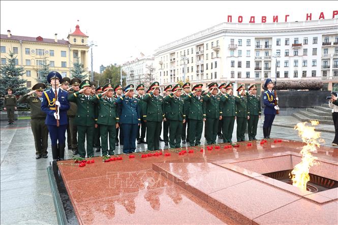 Đại tướng Nguyễn Trọng Nghĩa và các đại biểu đặt vòng hoa tại Tượng đài Chiến thắng ở thủ đô Minsk, Belarus. Ảnh: Văn Hiếu - PV TTXVN tại Nga