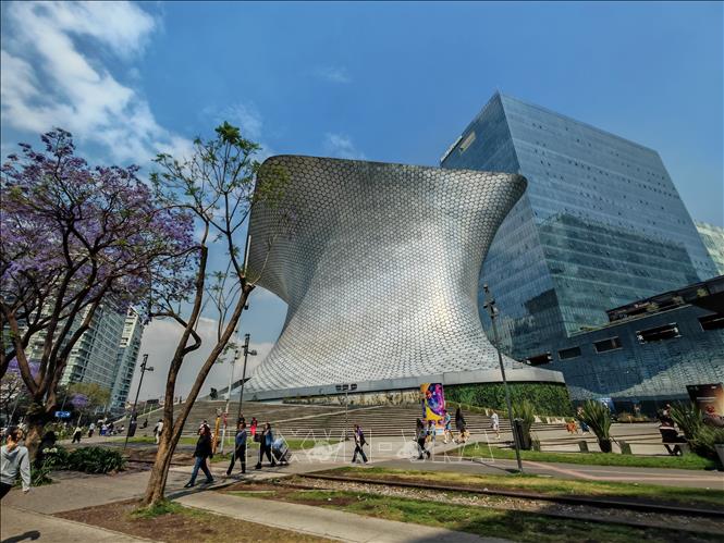 Các tòa nhà thương mại tại thủ đô Mexico City. Ảnh: Phương Lan - PV TTXVN tại Mexico 