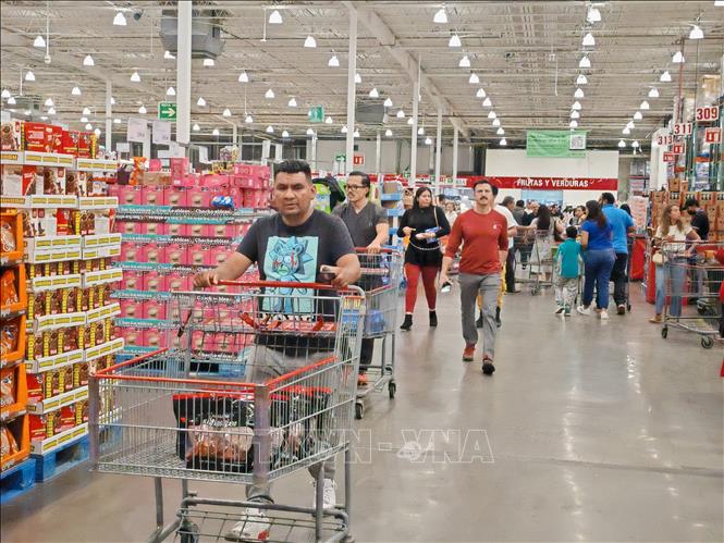 Người dân mua sắm tại siêu thị Costco ở thủ đô Mexico City trong bối cảnh Fitch nâng dự báo tăng trưởng kinh tế Mexico năm 2026. Ảnh: Phương Lan - PV TTXVN tại Mexico 
