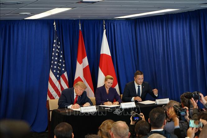 (Từ trái sang) Tổng thống Mỹ Donald Trump, Thủ tướng Đan Mạch Mette Frederiksen và Thủ hiến Greenland Jens-Frederik Nielsen đã ký thỏa thuận cho phép Washington tăng cường hiện diện quân sự tại Greenland. Ảnh: THX/TTXVN phát