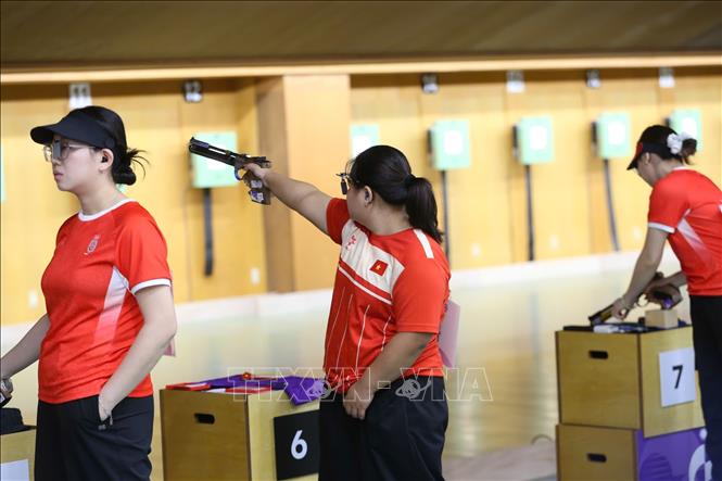 Xạ thủ nữ Việt Nam thực hiện bài thi ở nội dung súng ngắn cá nhân nữ. Ảnh: TTXVN phát