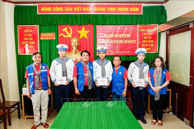 Đại diện đoàn đại biểu Thành phố Hồ Chí Minh trao quà động viên cho phụ huynh và chiến sĩ đang làm nhiệm vụ tại nhà giàn DKI/10. Ảnh: Xuân Anh – TTXVN
