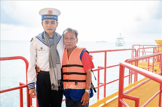 Chiến sĩ Phạm Hồng Đức Anh và cha (ông Phạm Hồng Điểm, phường Phú Mỹ, Thành phố Hồ Chí Minh) lưu lại khoảnh khắc đáng nhớ tại nhà giàn DKI/10. Ảnh: Xuân Anh – TTXVN