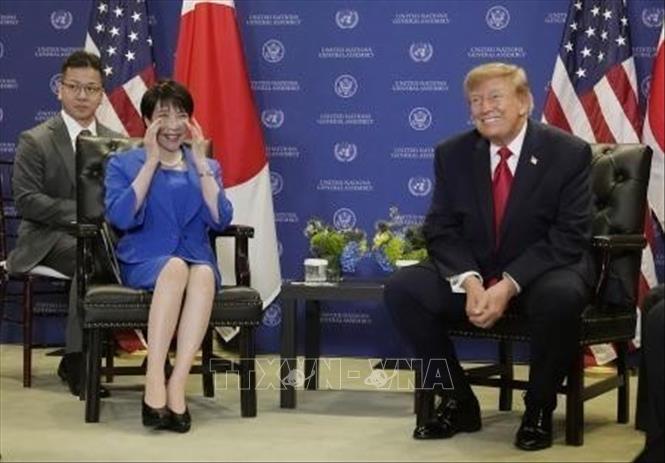 Thủ tướng Nhật Bản Sanae Takaichi và Tổng thống Mỹ Donald Trump tại cuộc hội đàm ở New York, ngày 22/9/2026. Ảnh: Kyodo/TTXVN phát