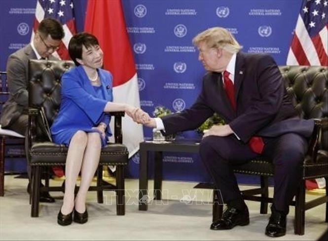 Thủ tướng Nhật Bản Sanae Takaichi và Tổng thống Mỹ Donald Trump tại cuộc hội đàm ở New York, ngày 22/9/2026. Ảnh: Kyodo/TTXVN phát