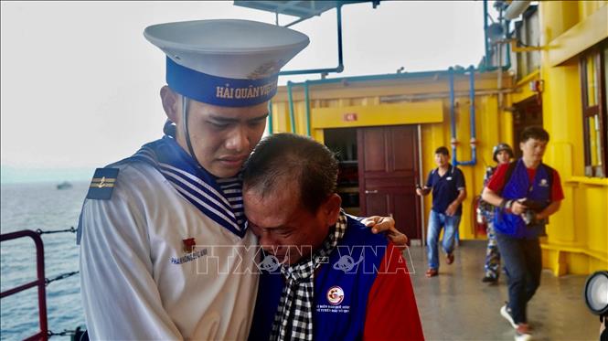 Chiến sĩ Phạm Hồng Đức Anh và cha (ông Phạm Hồng Điểm, phường Phú Mỹ, Thành phố Hồ Chí Minh) không giấu được nước mắt khi gặp lại nhau tại nhà giàn DKI/10. Ảnh: Xuân Anh – TTXVN 