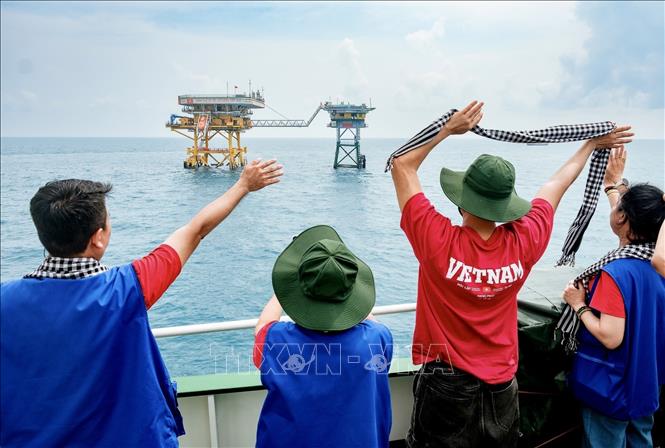 Đoàn đại biểu Thành phố Hồ Chí Minh chào tạm biệt cán bộ, chiến sĩ nhà giàn DKI/10 để trở về đất liền. Ảnh: Xuân Anh – TTXVN