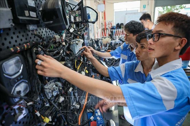 Sinh viên Trường Cao đẳng nghề Cần Thơ thực hành điều khiển điện trên hệ thống xe điện VinFast. Ảnh: Hoàng Hiếu – TTXVN