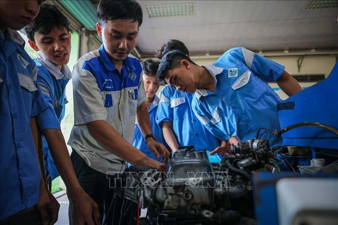Giảng viên Hoàng Phúc hướng dẫn sinh viên Khoa Động lực kiểm tra hệ thống xe Mercedes. Ảnh: Hoàng Hiếu – TTXVN