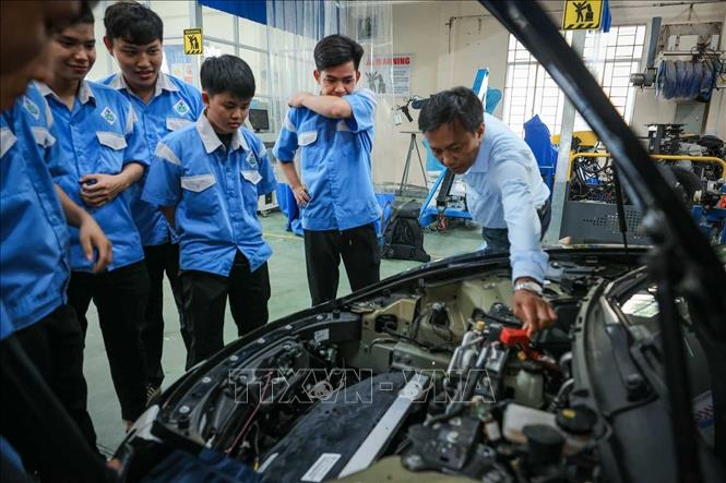 Phó Hiệu trưởng Trường Cao đẳng nghề Cần Thơ Hồ Thanh Tâm hướng dẫn sinh viên Khoa Động lực (đào tạo Công nghệ ô tô). Ảnh: Hoàng Hiếu – TTXVN