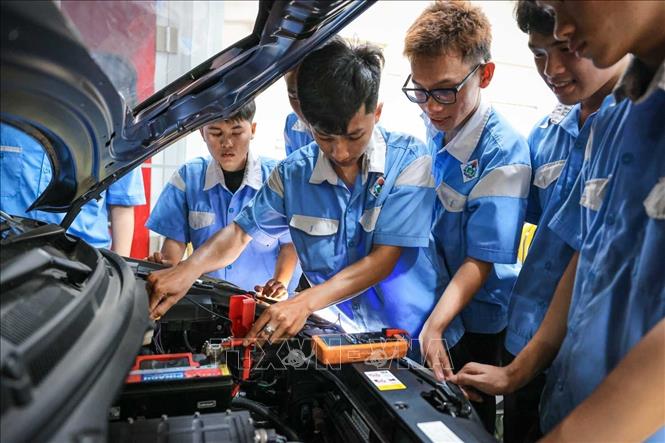 Sinh viên K24 CNOT khoa Động lực (Trường Cao đẳng nghề Cần Thơ) thực hành kiểm tra hệ thống điện ô tô. Ảnh: Hoàng Hiếu – TTXVN
