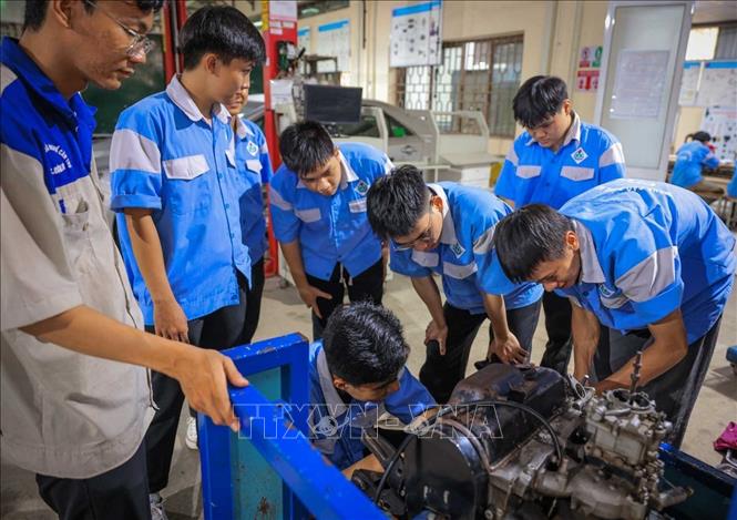 Thực hành liên tục tục trên các hệ thống xe, máy giúp sinh viên Khoa Động lực (đào tạo Công nghệ ô tô) tích luỹ kinh nghiệm, rèn luyện kỹ năng nghề nghiệp, nâng cao khả năng cạnh tranh trên thị trường lao động. Ảnh: Hoàng Hiếu – TTXVN