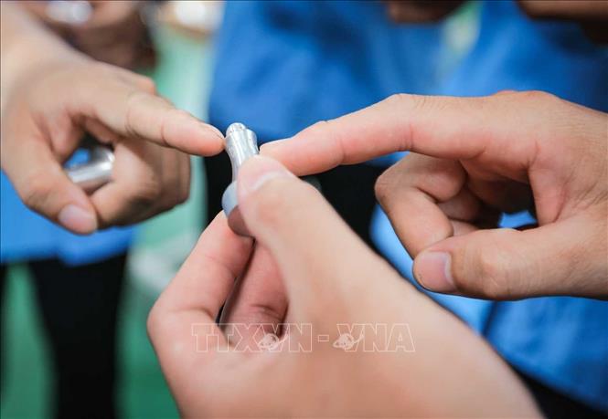 Sản phẩm sau quá trình cắt gọt trên máy CNC của sinh viên lớp 24.1CGKL Khoa Cơ khí. Ảnh: Hoàng Hiếu - TTXVN 