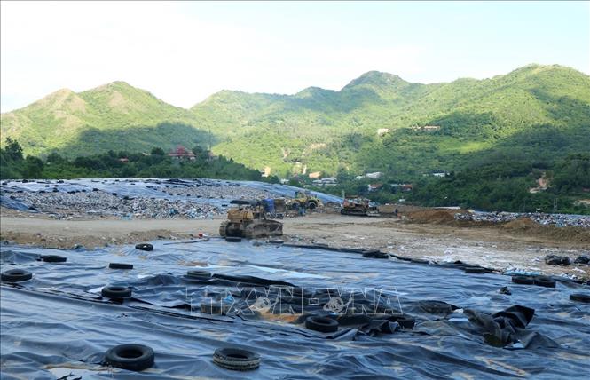 Xử lý rác thải tại khu vực bãi rác phường Bắc Nha Trang (Khánh Hòa). Ảnh: Xuân Triệu - TTXVN
