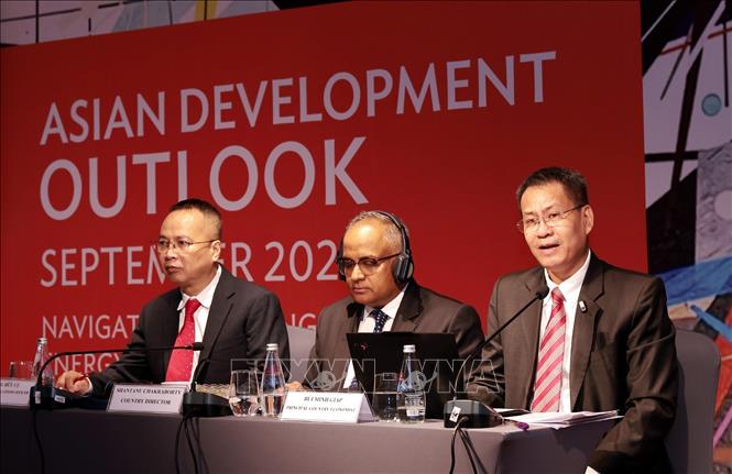 Chuyên gia kinh tế trưởng ADB Bùi Minh Giáp (phải) phát biểu, đánh giá dự báo tăng trưởng nền kinh tế Việt Nam. Ảnh: Trần Việt – TTXVN
