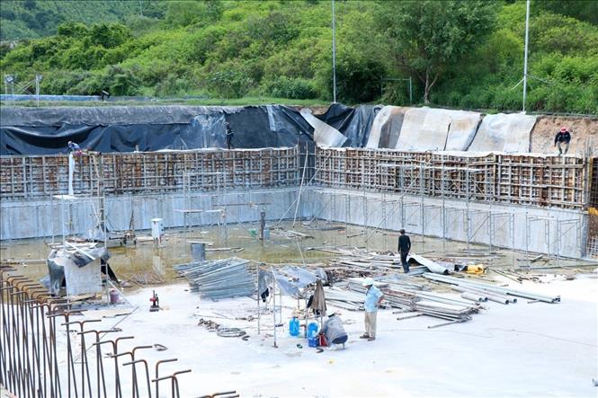 Hạng mục xây mới hồ chứa nước rỉ rác bằng bê tông cốt thép dung tích 3.500m3 đang được khẩn trương thi công. Ảnh: Xuân Triệu - TTXVN