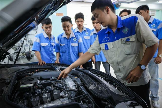 Giảng viên Hoàng Phúc hướng dẫn sinh viên lớp 24.1CNOT3 Khoa Động lực kiểm tra hệ thống xe Mercedes. Ảnh: Hoàng Hiếu – TTXVN