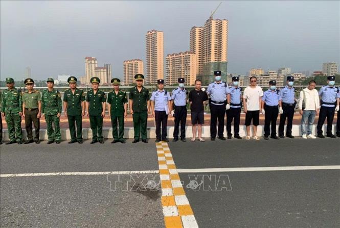 Các công dân Trung Quốc vi phạm pháp luật Việt Nam được bàn giao cho cơ quan chức năng Trung Quốc. Ảnh: TTXVN phát