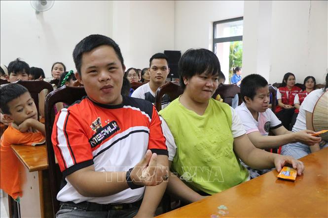 Các em nhỏ tại Trung tâm Bảo trợ xã hội và Trẻ em tỉnh Đắk Lắk trong niềm vui, phấn khởi khi tham gia chương trình Trung thu. Ảnh: Nguyên Dung – TTXVN