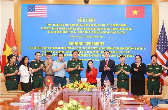 Thượng tướng Nguyễn Trường Thắng, Thứ trưởng Bộ Quốc phòng, Đại sứ Hoa Kỳ Jennifer Wicks và các đại biểu sau lễ ký. Ảnh: Trọng Đức - TTXVN