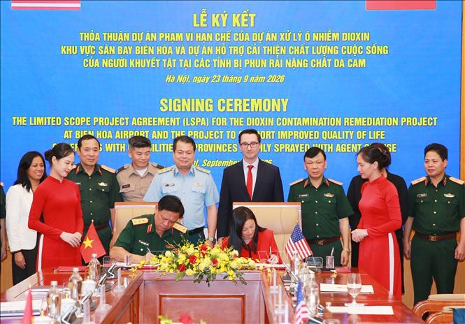 Thượng tướng Nguyễn Trường Thắng, Thứ trưởng Bộ Quốc phòng và Đại sứ Hoa Kỳ Jennifer Wicks ký thỏa thuận. Ảnh: Trọng Đức - TTXVN