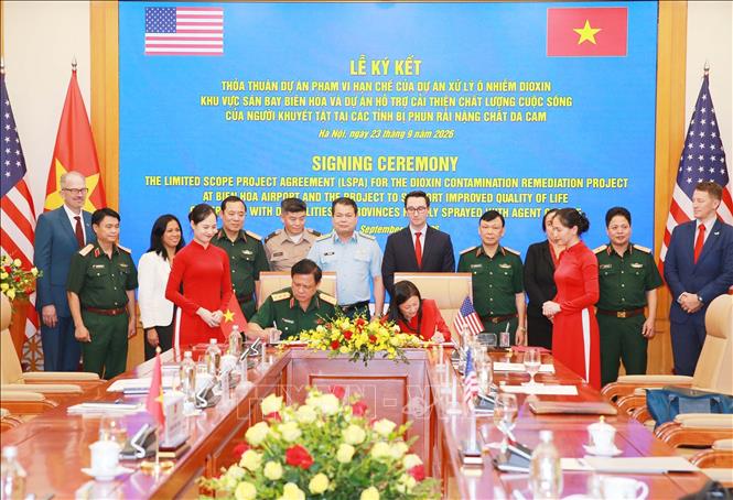 Thượng tướng Nguyễn Trường Thắng, Thứ trưởng Bộ Quốc phòng và Đại sứ Hoa Kỳ Jennifer Wicks ký thỏa thuận. Ảnh: Trọng Đức - TTXVN