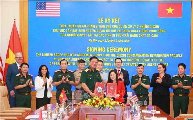 Thượng tướng Nguyễn Trường Thắng, Thứ trưởng Bộ Quốc phòng và Đại sứ Hoa Kỳ Jennifer Wicks ký thỏa thuận. Ảnh: Trọng Đức - TTXVN
