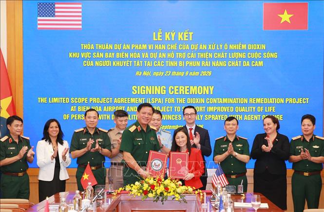 Thượng tướng Nguyễn Trường Thắng, Thứ trưởng Bộ Quốc phòng và Đại sứ Hoa Kỳ Jennifer Wicks ký thỏa thuận. Ảnh: Trọng Đức - TTXVN