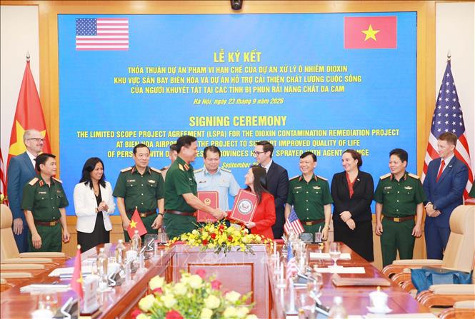 Thượng tướng Nguyễn Trường Thắng, Thứ trưởng Bộ Quốc phòng và Đại sứ Hoa Kỳ Jennifer Wicks trao thỏa thuận sau khi ký. Ảnh: Trọng Đức - TTXVN