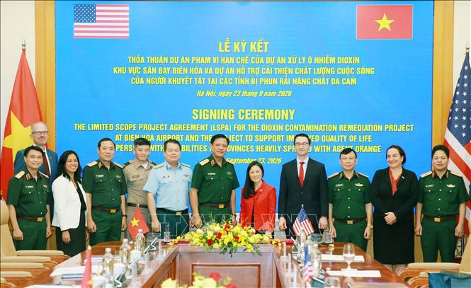 Thượng tướng Nguyễn Trường Thắng, Thứ trưởng Bộ Quốc phòng, Đại sứ Hoa Kỳ Jennifer Wicks và các đại biểu sau lễ ký. Ảnh: Trọng Đức - TTXVN