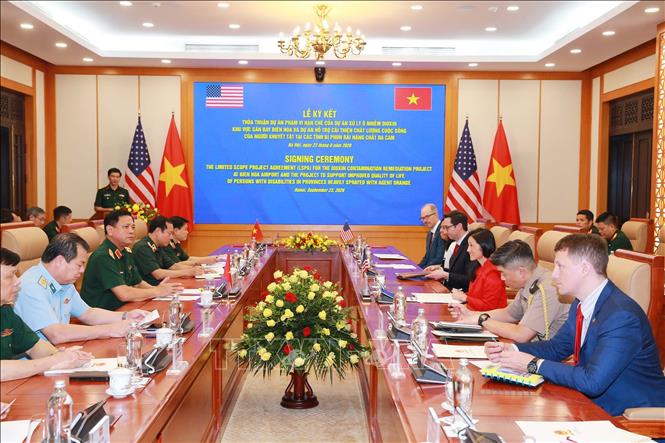 Thượng tướng Nguyễn Trường Thắng, Thứ trưởng Bộ Quốc phòng và Bà Jennifer Wicks, Đại sứ Đặc mệnh toàn quyền Hợp Chúng quốc Hoa Kỳ hội đàm trước khi ký thỏa thuận. Ảnh: Trọng Đức - TTXVN