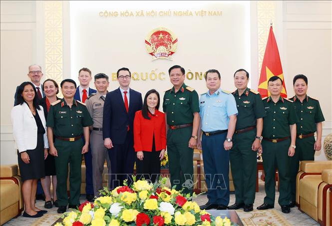 Thượng tướng Nguyễn Trường Thắng, Thứ trưởng Bộ Quốc phòng tiếp Bà Jennifer Wicks, Đại sứ Đặc mệnh toàn quyền Hợp Chúng quốc Hoa Kỳ trước khi tiến hành ký thỏa thuận. Ảnh: Trọng Đức - TTXVN