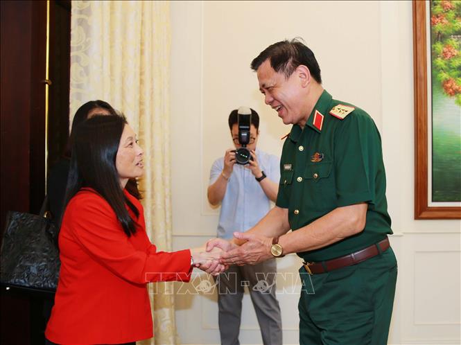 Thượng tướng Nguyễn Trường Thắng, Thứ trưởng Bộ Quốc phòng tiếp Bà Jennifer Wicks, Đại sứ Đặc mệnh toàn quyền Hợp Chúng quốc Hoa Kỳ trước khi tiến hành ký thỏa thuận. Ảnh: Trọng Đức - TTXVN