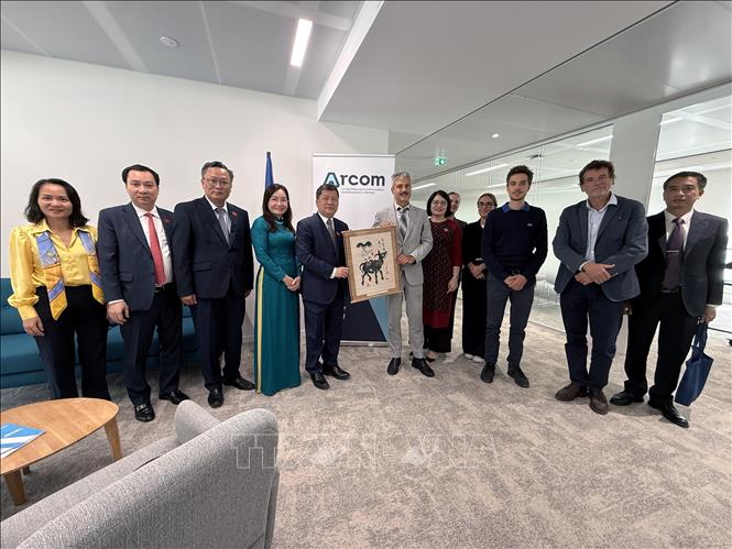 Phó Chủ nhiệm Ủy ban Văn hóa và Xã hội của Quốc hội Tạ Văn Hạ trao quà lưu niệm cho ông Frédéric Bokobza, Phó Tổng giám đốc Cơ quan quản lý truyền thông nghe nhìn và kỹ thuật số (ARCOM) của Pháp. Ảnh: Hữu Chiến - PV TTXVN tại Pháp 