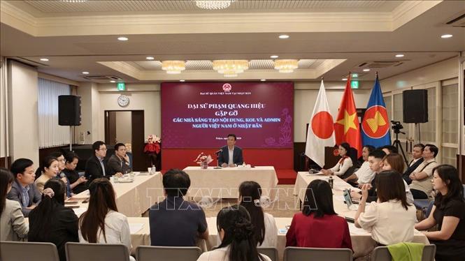 Đại sứ Việt Nam tại Nhật Bản Phạm Quang Hiệu gặp gỡ khoảng 30 nhà sáng tạo nội dung người Việt tại Nhật Bản. Ảnh: Nguyễn Tuyến - TTXVN tại Nhật Bản