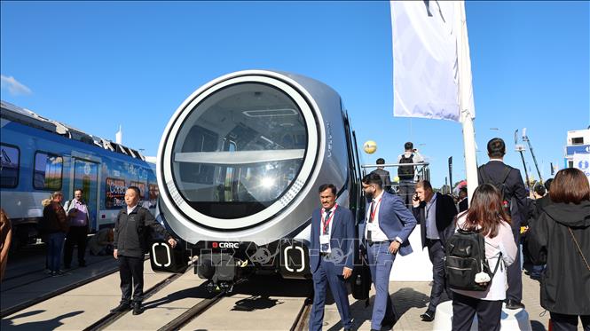 CRRC (Trung Quốc) ra mắt tàu điện đô thị VELLINK thông minh. Ảnh: Thu Hằng - PV TTXVN tại Đức