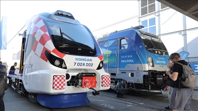 Những đầu tàu công nghệ hiện đại được trưng bày tại InnoTrans. Ảnh: Thu Hằng - PV TTXVN tại Đức