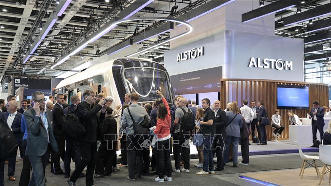 Nhà sản xuất hệ thống đường sắt Pháp Alstom giới thiệu tàu điện nội đô kỹ thuật số, tiết kiệm năng lượng mới. Ảnh: Thu Hằng - PV TTXVN tại Đức