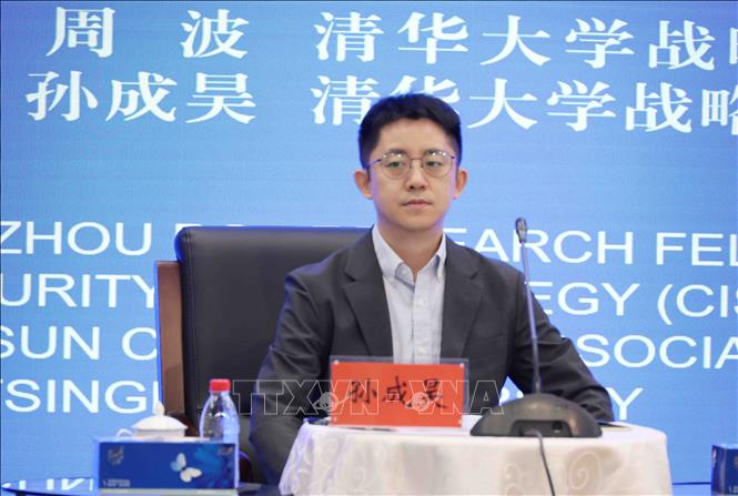 Chuyên gia Tôn Thành Hạo thuộc Trung tâm nghiên cứu Chiến lược và An ninh, Đại học Thanh Hoa trả lời câu hỏi của phỏng viên TTXVN tại Bắc Kinh trước thềm chuyến thăm Mỹ của Chủ tịch Trung Quốc Tập Cận Bình. Ảnh: Công Tuyên - PV TTXVN tại Trung Quốc