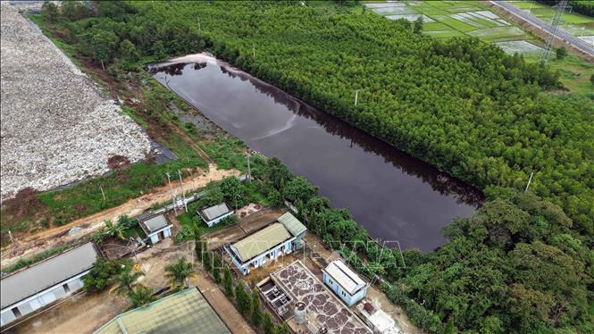 Hồ chứa nước rỉ rác đã tràn dù mùa mưa mới chỉ bắt đầu. Ảnh: Cao Nguyên - TTXVN
