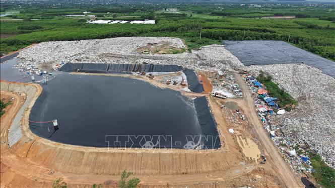 Hố chôn rác số 3 trở thành hồ chứa nước rỉ rác. Cao Nguyên - TTXVN
