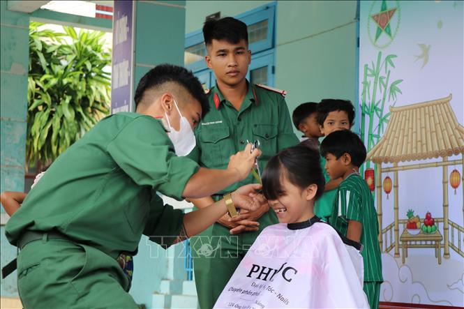Chương trình cắt tóc miễn phí cho trẻ em vùng biên giới do Bộ Chỉ huy Quân sự thành phố Đà Nẵng tổ chức. Ảnh: Khoa Chương - TTXVN