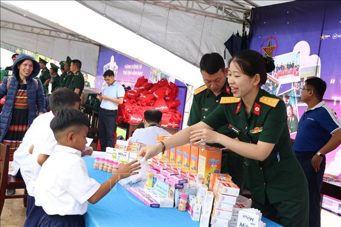 Khám, cấp phát thuốc miễn phí cho trẻ em vùng biên giới tại xã Tây Giang, thành phố Đà Nẵng. Ảnh: Khoa Chương - TTXVN