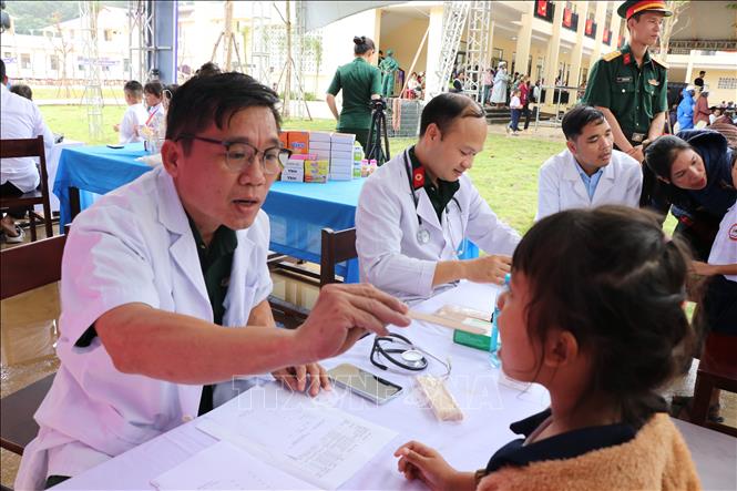 Khám, cấp phát thuốc miễn phí cho trẻ em vùng biên giới tại xã Tây Giang, thành phố Đà Nẵng. Ảnh: Khoa Chương - TTXVN
